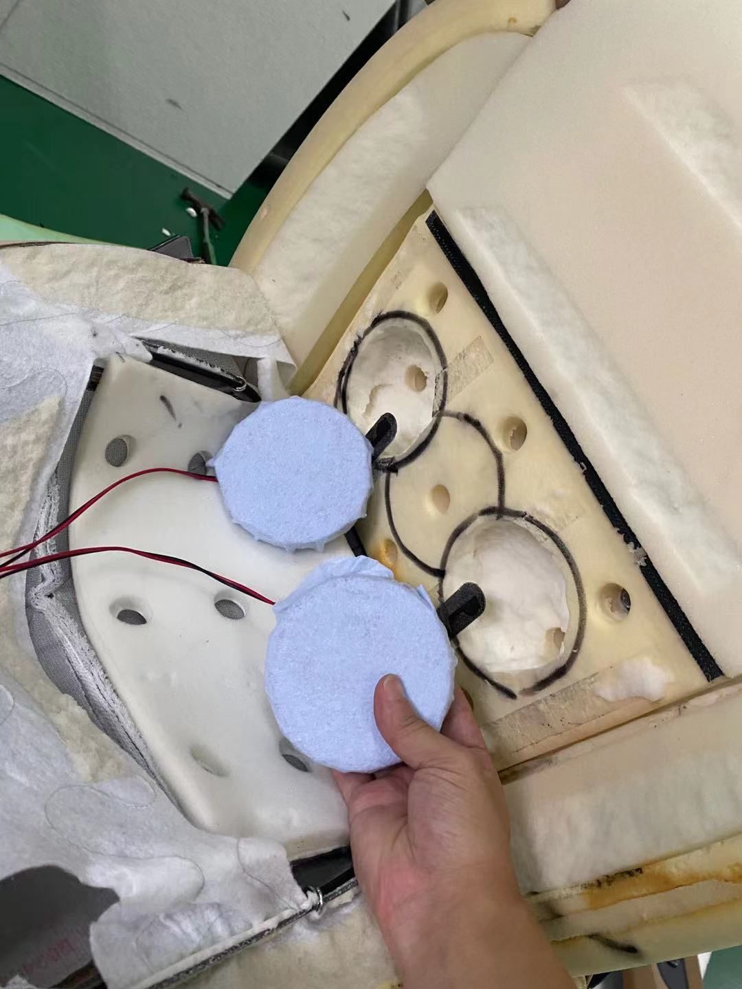 拆機后我們在座椅的A面加裝了體驗音樂核心律動部件，換能器。