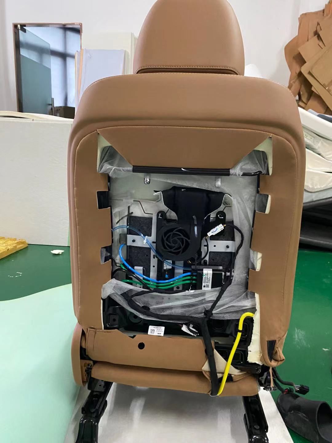 同樣在背部也加裝了換能器。